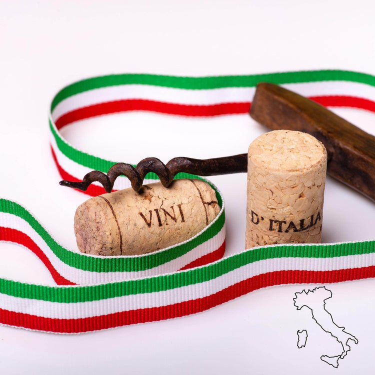 Zwei Korken mit den Aufschriften 'VINI' und 'D'ITALIA', ein Korkenzieher aus Metall und ein Holzstück, umgeben von einer rot-weiß-grün gestreiften Schleife und einer Umrisskarte Italiens.