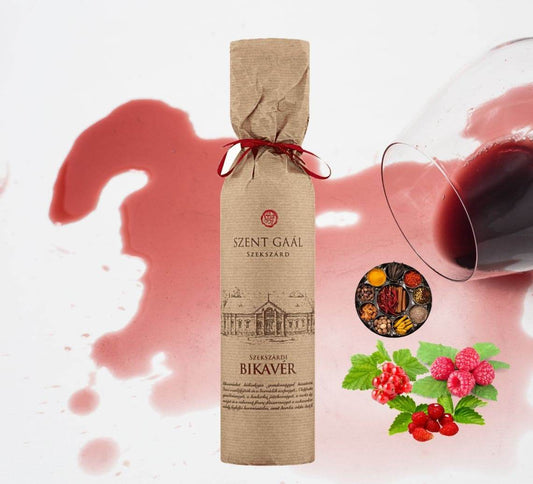 Flasche Szent Gaál Bikavér in braunem Papier mit roten Beeren, Gewürzen und verschüttetem Rotwein