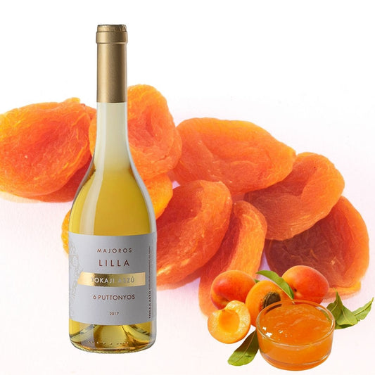 Flasche Majoros Lilla Tokaji Aszú 6 Puttonyos 2017 vor getrockneten Aprikosen, frischen Aprikosen und Aprikosenmarmelade