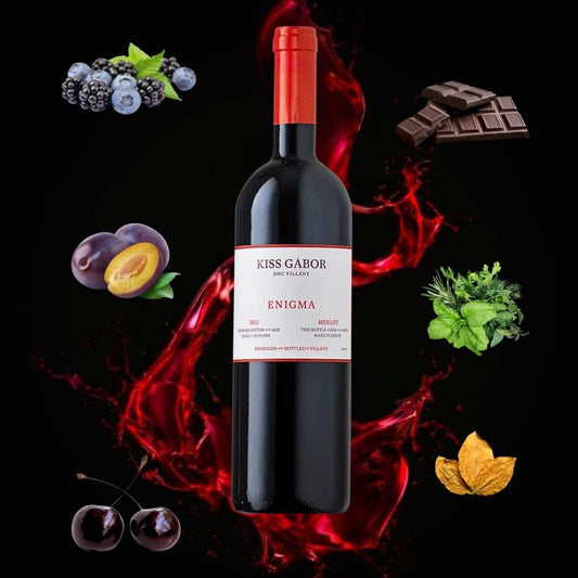 Flasche Kiss Gábor Enigma Merlot 2022 mit Geschmacknoten dunklen Beeren, Pflaumen, dunkle Schokolade, Kräuter, Kirsche