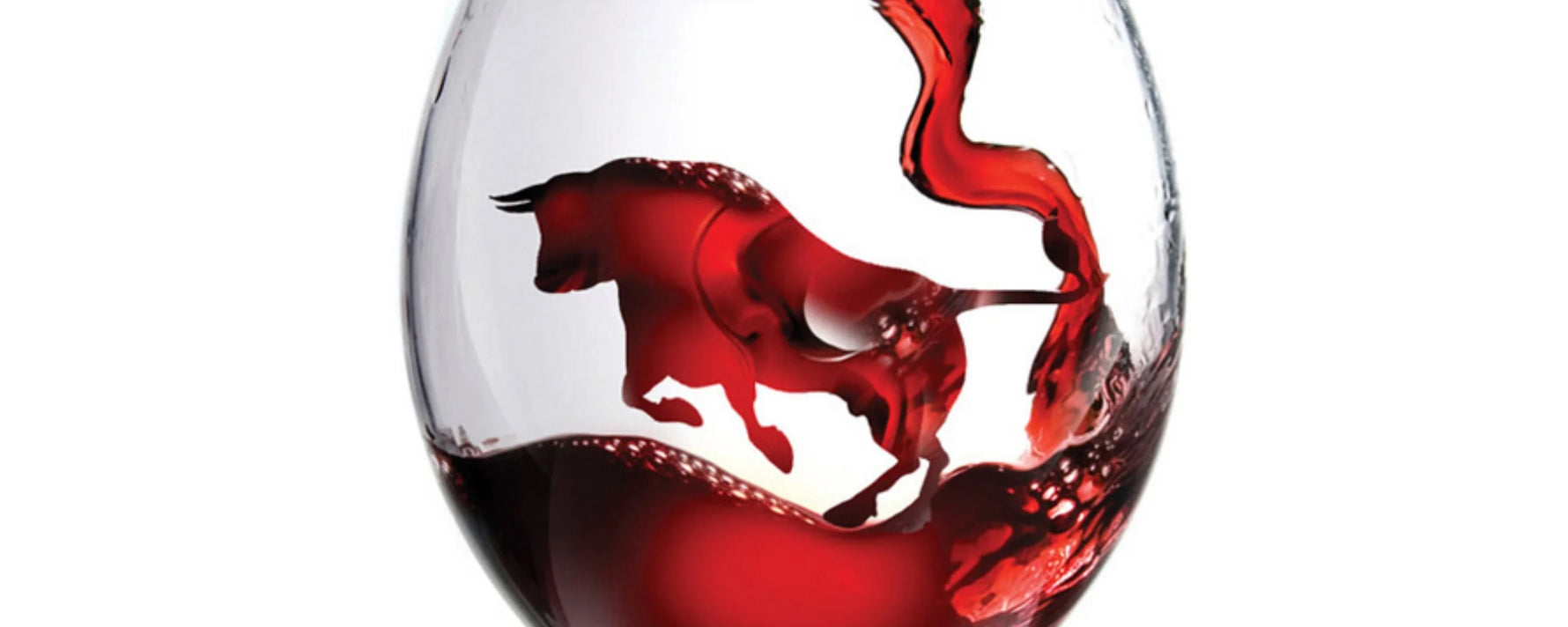Ein Weinglas mit rotem Wein, in dem eine stilisierte Darstellung eines rennenden Stiers zu sehen ist, umgeben von Weinbläschen.