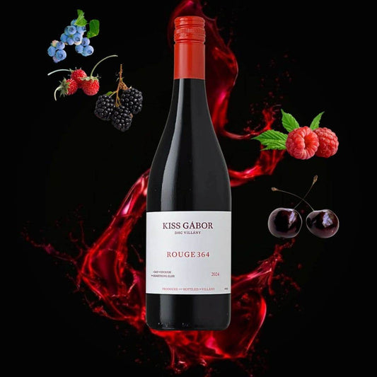 Flasche Kiss Gábor Rouge 364 Rotwein mit roten Kapsel und Etikett, umgeben von Blaubeeren, Erdbeeren, Brombeeren, Himbeeren und schwarze Kirschen.