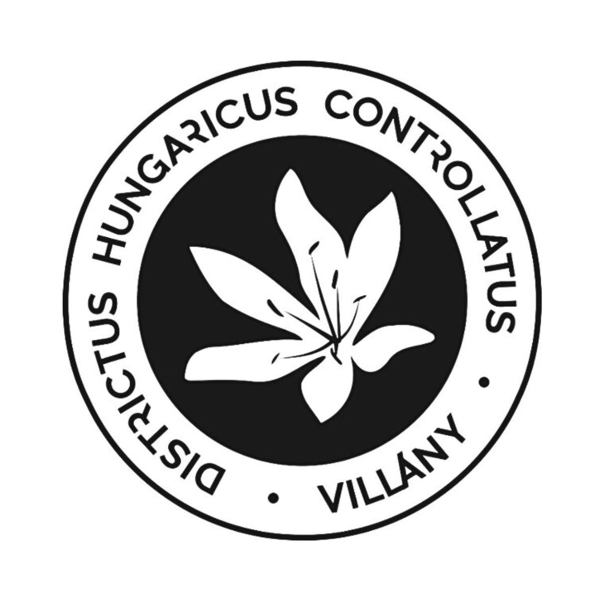 Rundes Logo mit einem stilisierten Blatt in der Mitte. Umrandet von den Worten 'DISTRICTUS HUNGARICUS CONTROLLATUS' und 'VILLANY'.