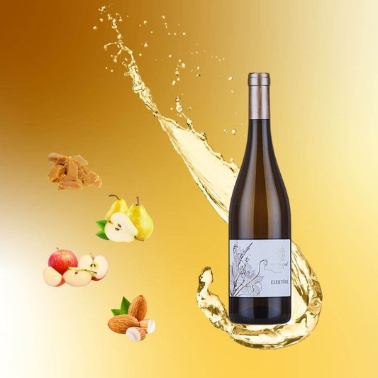 Weinflasche mit Etikett 'Ezertőke' vor goldfarbenem Hintergrund, umgeben von Aromen von Karamell, Birne, Apfel und Mandeln