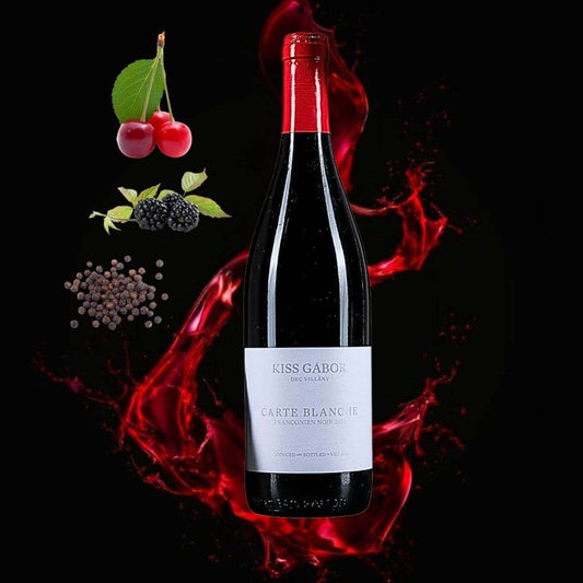 Flasche Kiss Gábor Carte Blanche Rotwein mit Geschmacknoten Kirsche, Brombeere und Pfeffer vor schwarzem Hintergrund mit rotem Weinfluss.