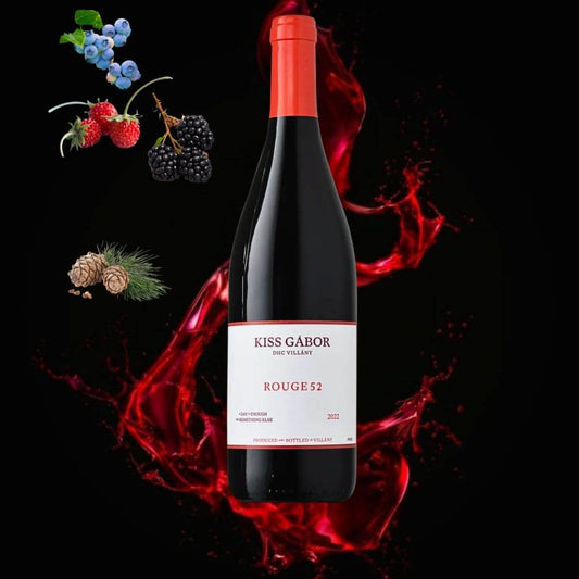 Flasche Kiss Gábor Rouge 52 Rotwein 2022 mit Geschmacksnoten Heidelbeere, Himbeere, Brombeere und Kiefernzapfen
