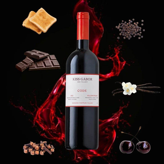 Flasche Kiss Gábor Code Rotwein mit Geschmacknoten von Toast, Schokolade, Pfeffer, Vanille, Nelken und Kirschen