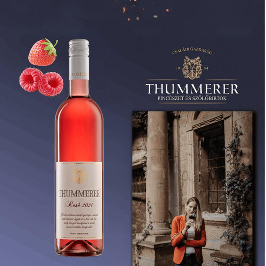 Flasche Thummerer Rosé Wein, Etikett mit goldener Schrift, daneben Geschmacksnoten Himbeeren und Erdbeeren.