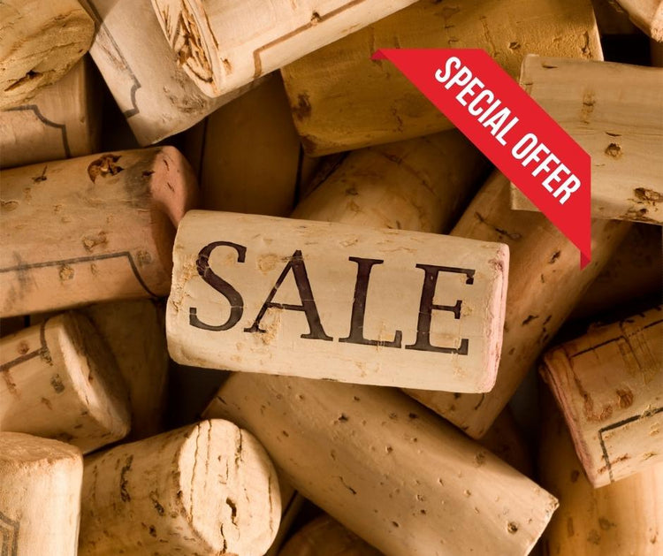 Mehrere Weinkorken mit einem Korken im Vordergrund, auf dem 'SALE' steht, und einem roten Banner mit 'SPECIAL OFFER'