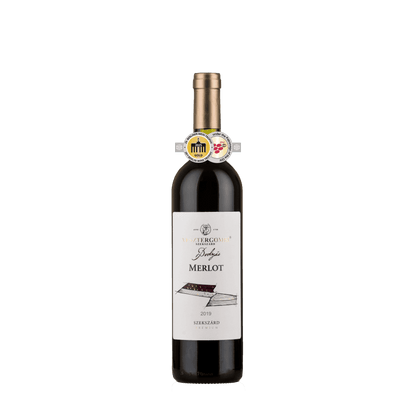 Flasche Vesztergombi Bodzás Merlot 2019 aus Szekszárd mit zwei Goldmedaillen vom Berliner Wein Trophy 2024 und 2025