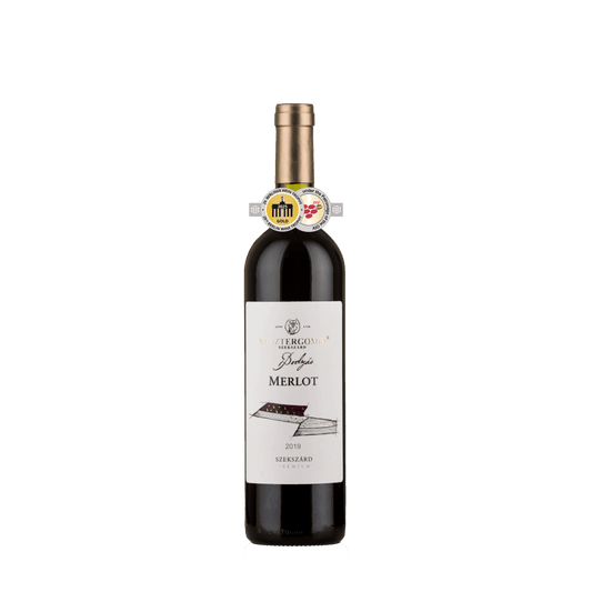 Flasche Vesztergombi Bodzás Merlot 2019 aus Szekszárd mit zwei Goldmedaillen vom Berliner Wein Trophy 2024 und 2025