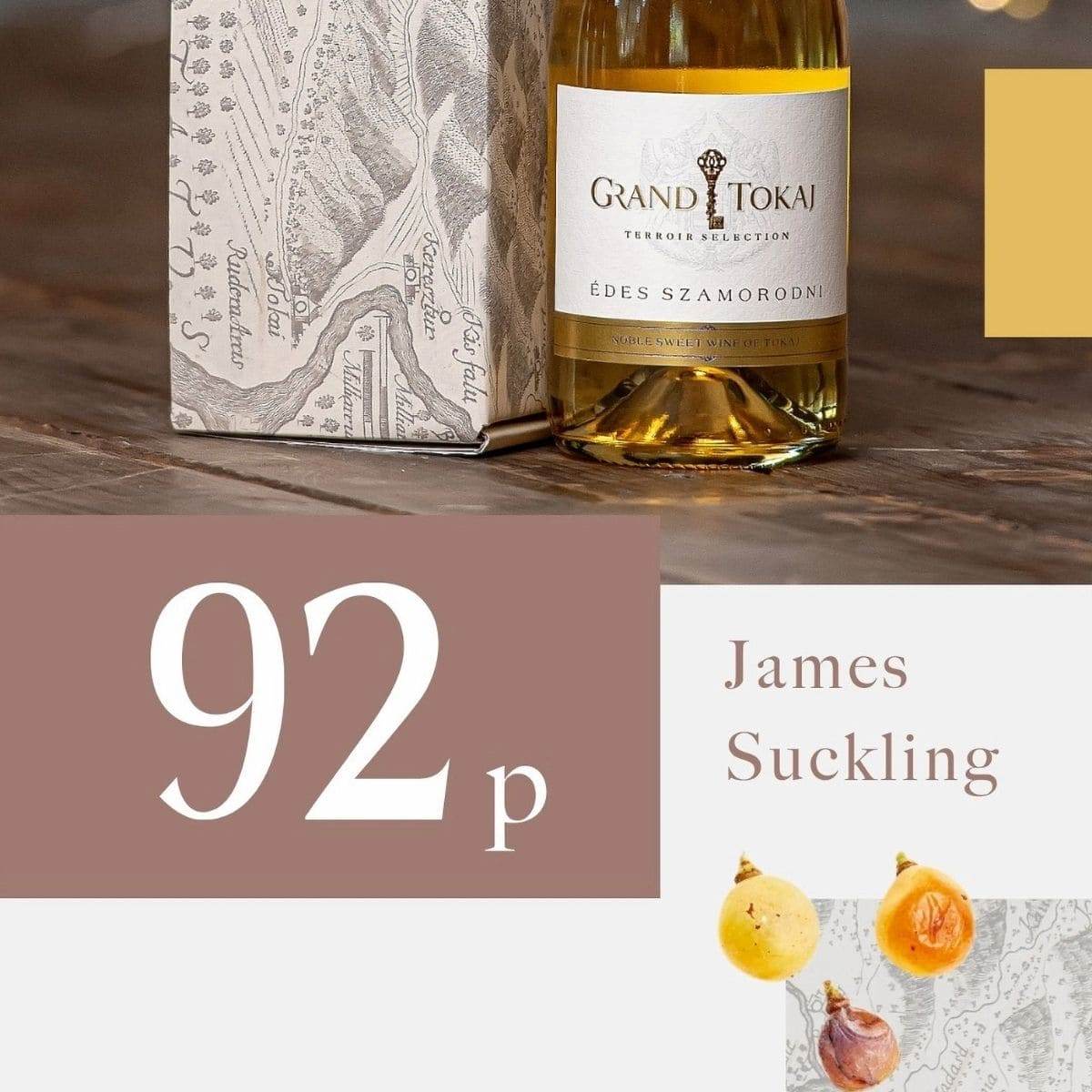 Flasche Grand Tokaj Édes Szamorodni Weisswein neben einer Geschenkbox mit Landkarte, Bewertung 92 Punkte von James Suckling