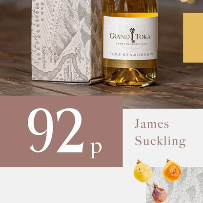 Flasche Grand Tokaj Édes Szamorodni Weisswein neben einer Geschenkbox mit Landkarte, Bewertung 92 Punkte von James Suckling