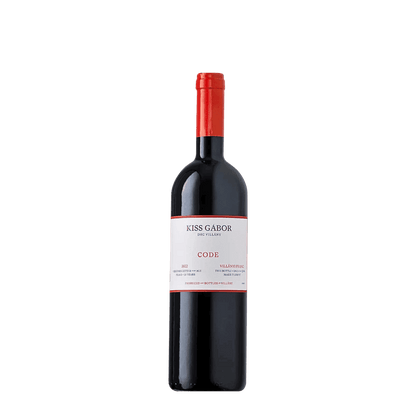 Eine Flasche Kiss Gábor Rotwein mit der Aufschrift „CODE Villányi Franc“ und einem leuchtend roten Verschluss.