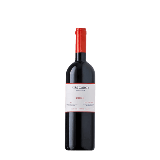 Eine Flasche Kiss Gábor Rotwein mit der Aufschrift „CODE Villányi Franc“ und einem leuchtend roten Verschluss.
