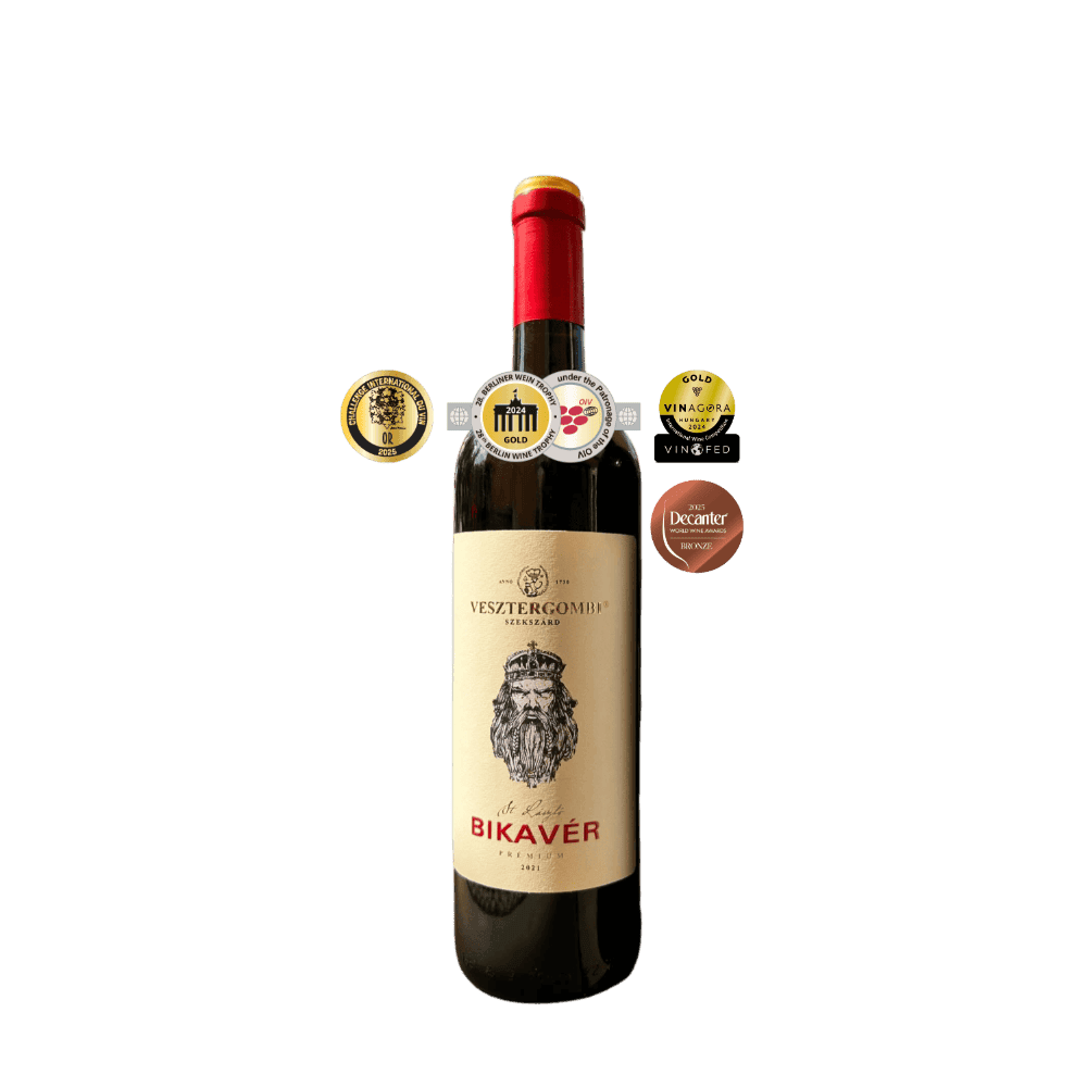 Flasche Vesztergombi St. László Bikavér Rotwein mit roten Kapsel und Etikett, umgeben von fünf Weinpreisen