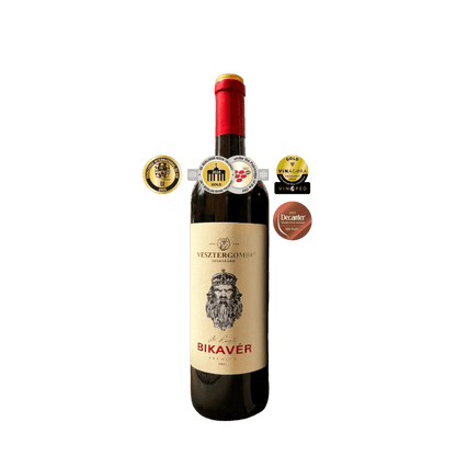 Flasche Vesztergombi St. László Bikavér Rotwein mit roten Kapsel und Etikett, umgeben von fünf Weinpreisen