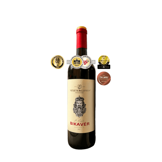 Flasche Vesztergombi St. László Bikavér Rotwein mit roten Kapsel und Etikett, umgeben von fünf Weinpreisen