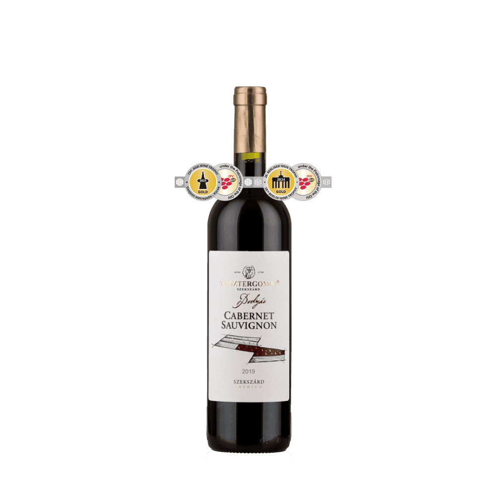 Flasche Vesztergombi Bodzás Cabernet Sauvignon 2019 mit Goldmedaillen von Asia Wine Trophy 2024 und Berliner Wein Trophy 2024