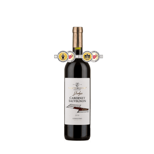 Flasche Vesztergombi Bodzás Cabernet Sauvignon 2019 mit Goldmedaillen von Asia Wine Trophy 2024 und Berliner Wein Trophy 2024