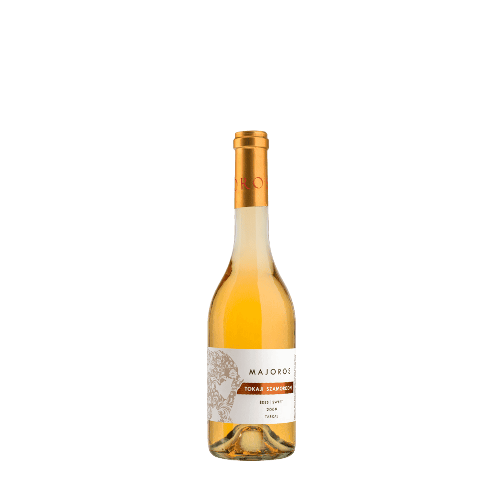 Eine Flasche Majoros Tokaji Szamorodni Édes (süss) Jahrgang 2009 mit goldenem Verschluss. Enthält eine goldgelbe Flüssigkeit.