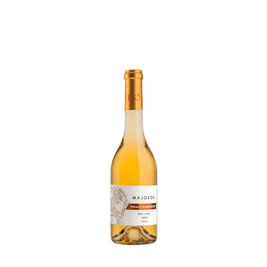Eine Flasche Majoros Tokaji Szamorodni Édes (süss) Jahrgang 2009 mit goldenem Verschluss. Enthält eine goldgelbe Flüssigkeit.