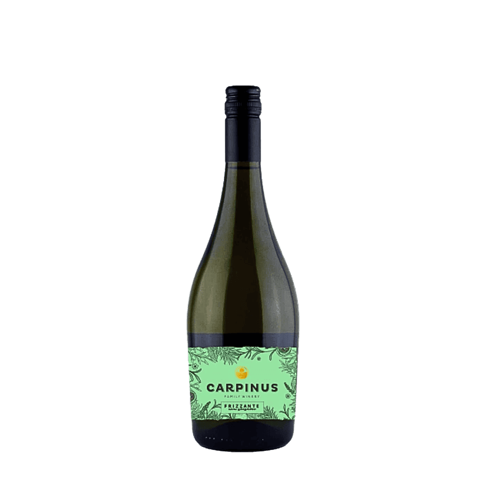 Dunkelgrüne Weinflasche mit Schraubverschluss und grünem Etikett. Auf dem Etikett: "Carpinus Family Winery" und "Frizzante"