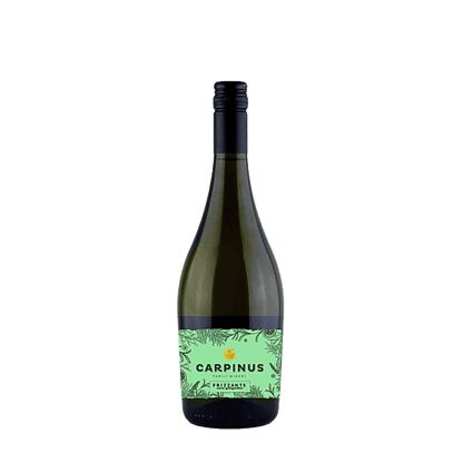 Dunkelgrüne Weinflasche mit Schraubverschluss und grünem Etikett. Auf dem Etikett: "Carpinus Family Winery" und "Frizzante"