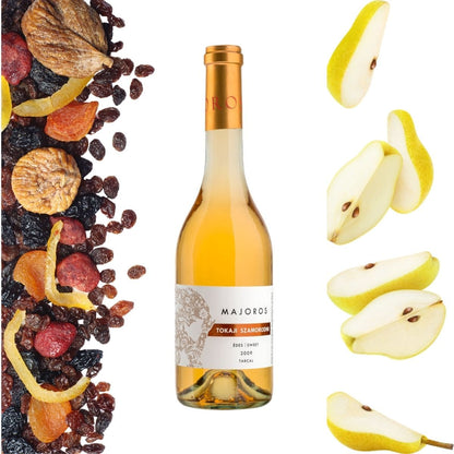 Flasche Majoros Tokaji Szamorodni süsser Weisswein, umgeben von getrockneten Früchten links, frischen Birnenscheiben rechts