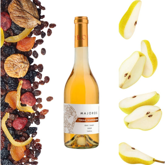 Flasche Majoros Tokaji Szamorodni süsser Weisswein, umgeben von getrockneten Früchten links, frischen Birnenscheiben rechts