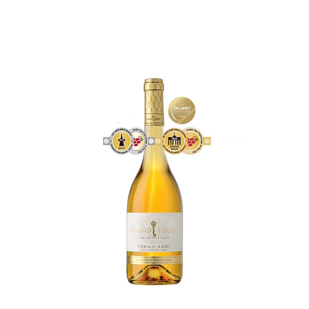 Flasche Grand Tokaji Tokaji Aszú Süßwein mit goldfarbenem Etikett und mehreren Medaillenaufklebern