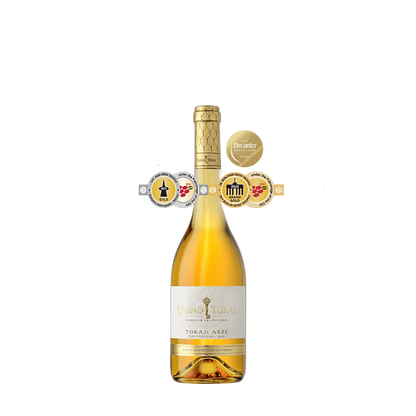 Flasche Grand Tokaji Tokaji Aszú Süßwein mit goldfarbenem Etikett und mehreren Medaillenaufklebern