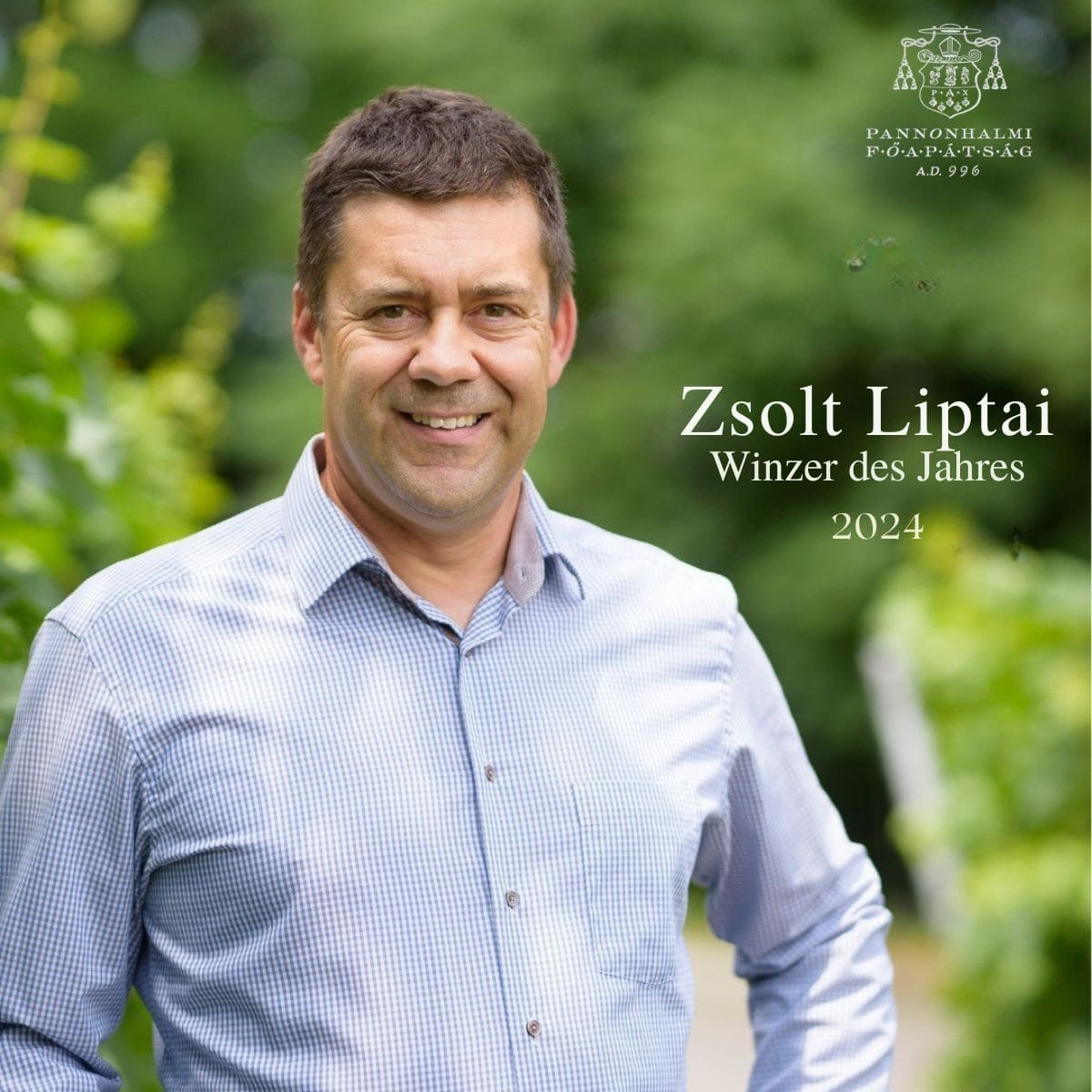 Zsolt Liptai steht in einem Weinberg, trägt ein kariertes Hemd und lächelt. Text: 'Zsolt Liptai Winzer des Jahres 2024'.