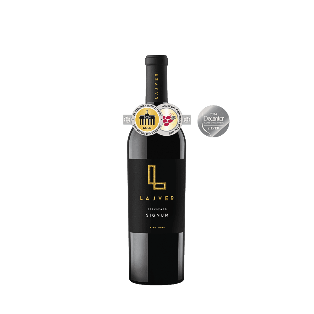 Flasche Lajver Signum Rotwein mit goldfarbenem Logo und Auszeichnungen: Goldmedaille Berliner Wein Trophy 2024 Silber DWWA