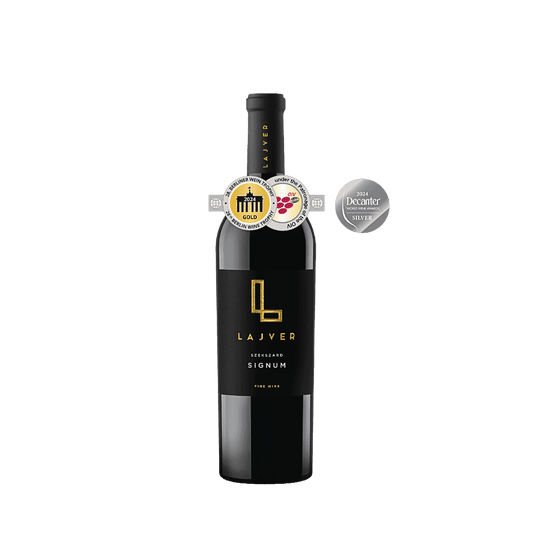 Flasche Lajver Signum Rotwein mit goldfarbenem Logo und Auszeichnungen: Goldmedaille Berliner Wein Trophy 2024 Silber DWWA