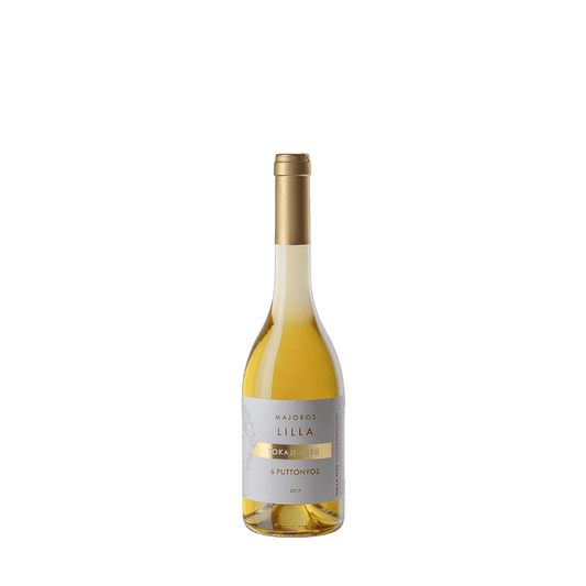 Eine Flasche Majoros Lilla Tokaji Aszú 6 Puttonyos mit goldenem Verschluss. Die Flasche enthält eine goldgelbe Flüssigkeit.