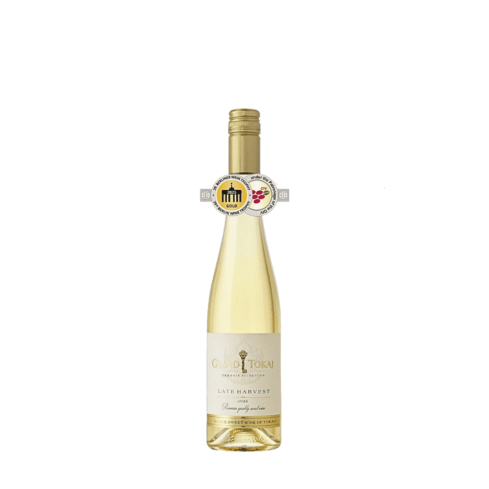 Eine Flasche hellgelber Weisswein "Grand Tokaj Late Harvest". Am Etikett goldene Akzente und das Logo, am Hals Goldmedaille.