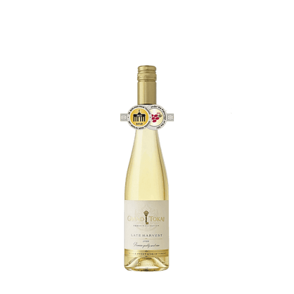 Eine Flasche hellgelber Weisswein "Grand Tokaj Late Harvest". Am Etikett goldene Akzente und das Logo, am Hals Goldmedaille.