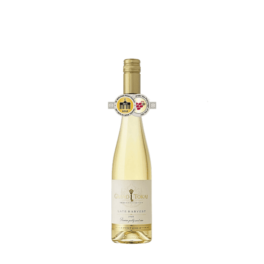 Eine Flasche hellgelber Weisswein "Grand Tokaj Late Harvest". Am Etikett goldene Akzente und das Logo, am Hals Goldmedaille.