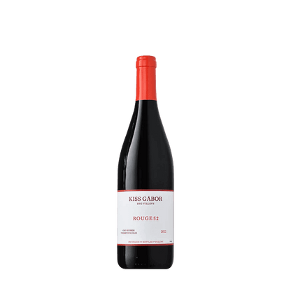 Flasche Kiss Gábor Rouge 52 Rotwein mit rotem Verschluss und weißem Etikett, Jahrgang 2022