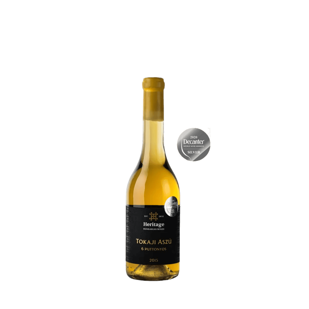 Eine Flasche Wein Heritage Tokaji Aszú 6 Puttonyos 2015 mit schwarzem Etikett und Goldfolie über dem Flaschenhals.