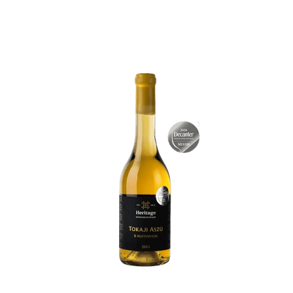Eine Flasche Wein Heritage Tokaji Aszú 6 Puttonyos 2015 mit schwarzem Etikett und Goldfolie über dem Flaschenhals.