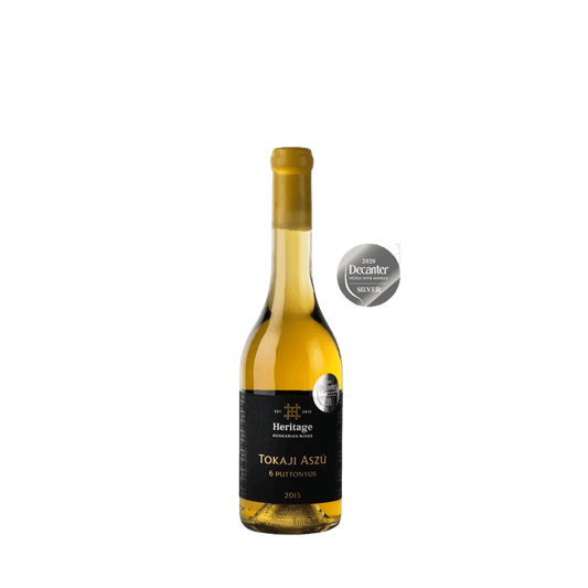 Eine Flasche Wein Heritage Tokaji Aszú 6 Puttonyos 2015 mit schwarzem Etikett und Goldfolie über dem Flaschenhals.