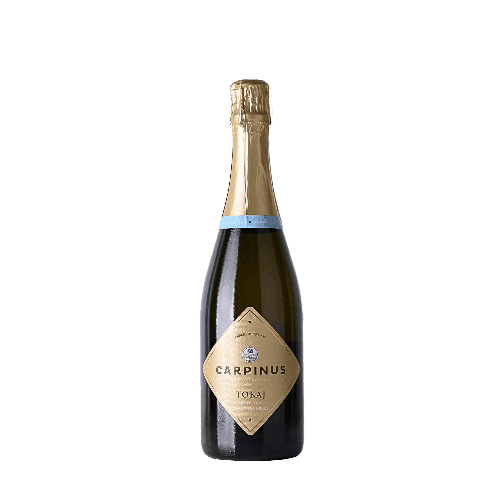 Eine Flasche Carpinus Tokaji Furmint Brut. In der Mitte der Flasche ist ein goldenes Etikett mit Text und dekorativen Element