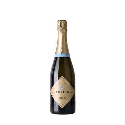 Eine Flasche Carpinus Tokaji Furmint Brut. In der Mitte der Flasche ist ein goldenes Etikett mit Text und dekorativen Element