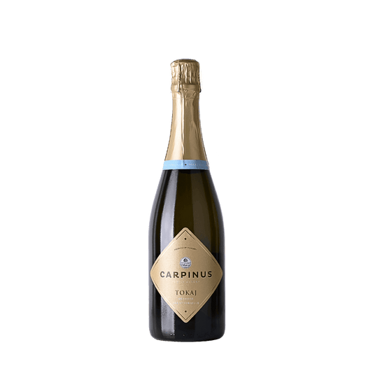 Eine Flasche Carpinus Tokaji Furmint Brut. In der Mitte der Flasche ist ein goldenes Etikett mit Text und dekorativen Element