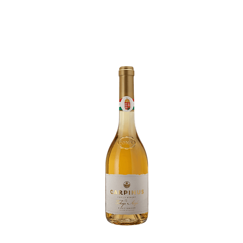 Eine klare Glasflasche Carpinus Tokaji Aszú 5 puttonyos mit einem goldenen Folienverschluss und einem weissen Etikett.