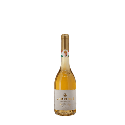 Eine klare Glasflasche Carpinus Tokaji Aszú 5 puttonyos mit einem goldenen Folienverschluss und einem weissen Etikett.