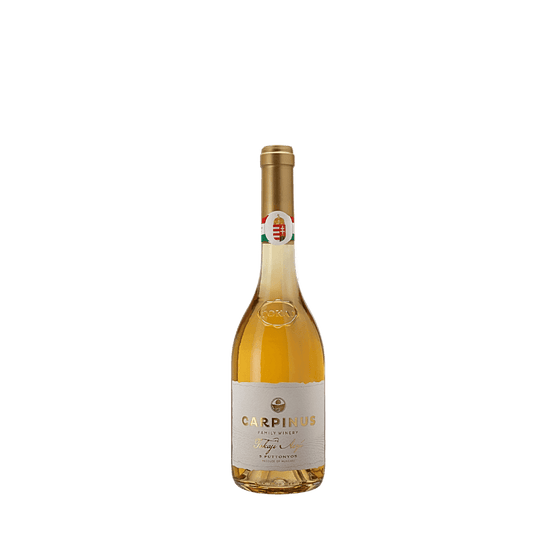 Eine klare Glasflasche Carpinus Tokaji Aszú 5 puttonyos mit einem goldenen Folienverschluss und einem weissen Etikett.