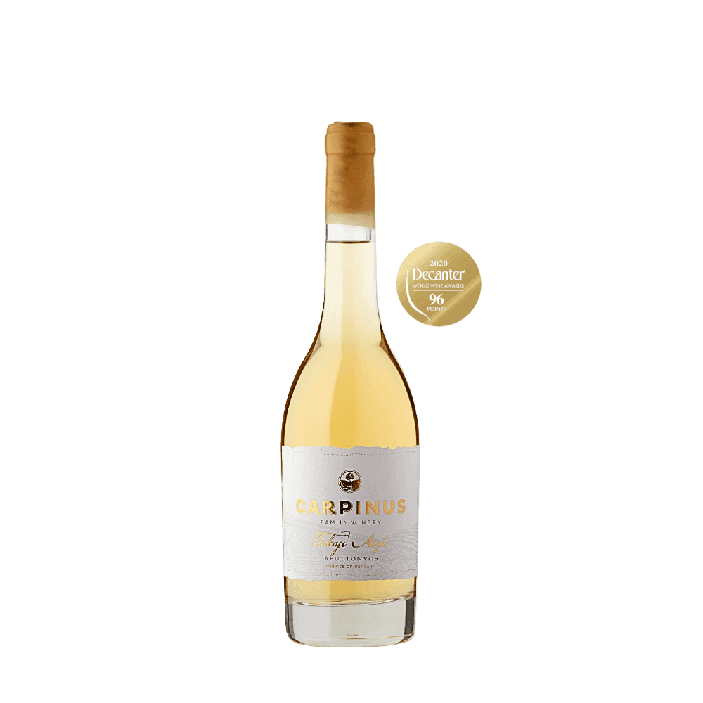 Eine Flasche hellgelbe Carpinus Tokaji Aszú 6 puttonyos mit Wachsverschluss und weissen Etikett mit goldenem Text.